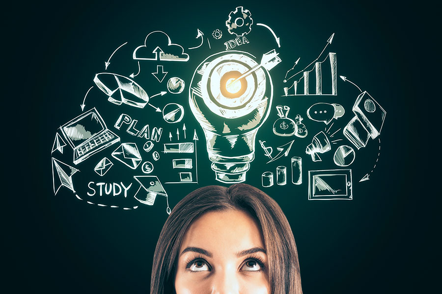 Mujer con ideas de éxito sobre la cabeza